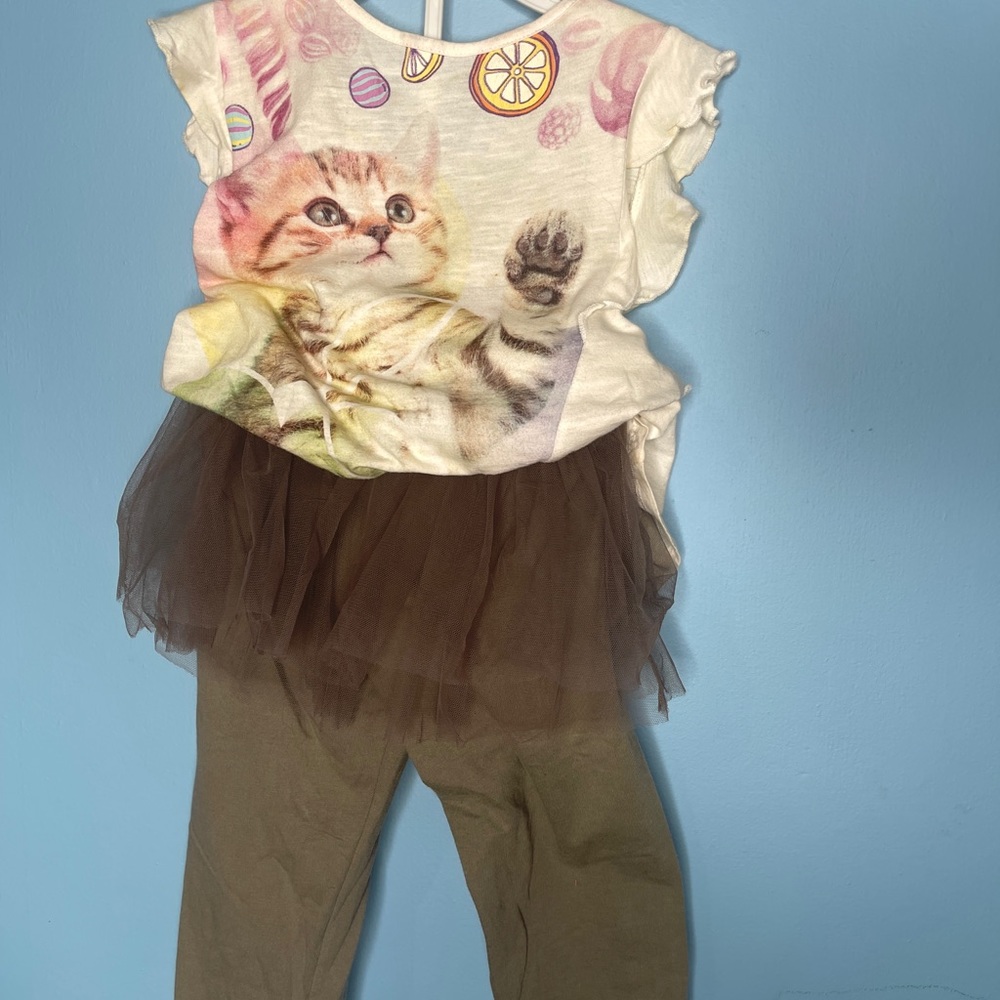 Shirt and tutu leggings
